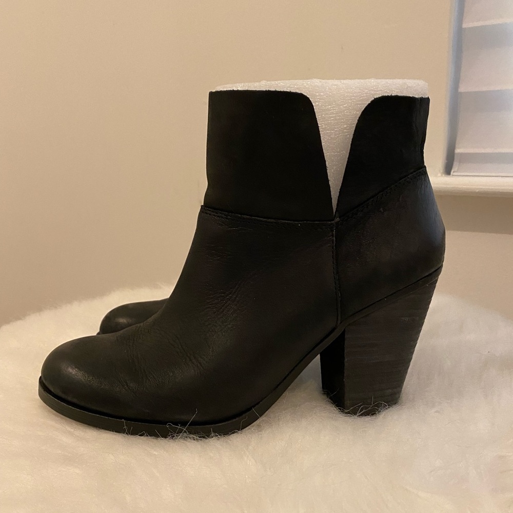 VINCE CAMUTO 7.5 black leather booties